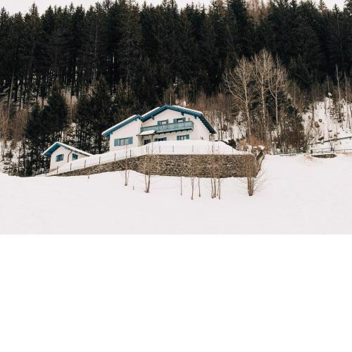 Charming chalet with sauna + views!