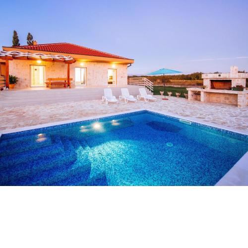 Charming holiday home in Privlaka with private pool