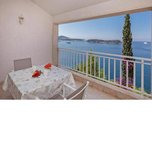 Charming Seafront Stay at Villa Mara
