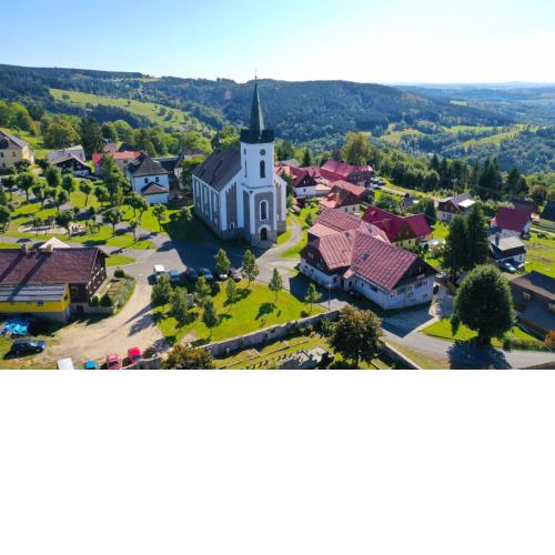 Chata u kostela
