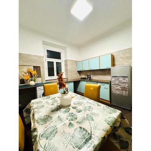 Chic 5BR Apt for 10P, with Direct City Access