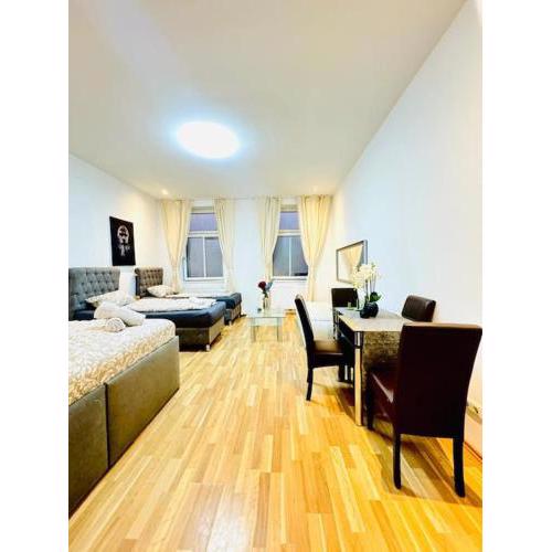 Chic Studio Apt for 5P, 12-Min Walk to Augarten