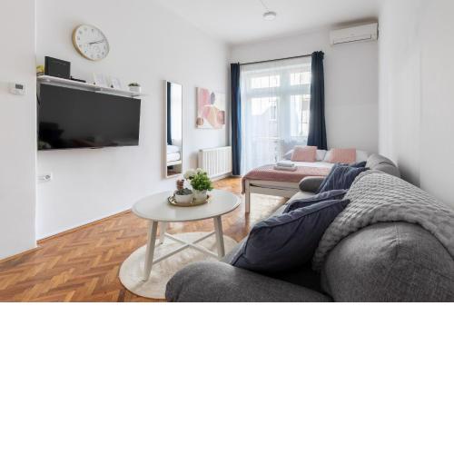 City Center Pearl 3 - Prime Location!