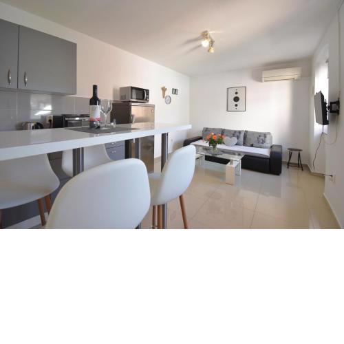 City Centre Apartment with terrace 2