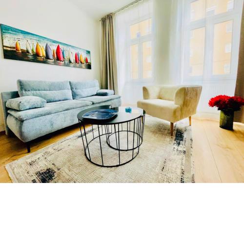 Colorful & Quiet Apartment in Beautiful Viennese Building
