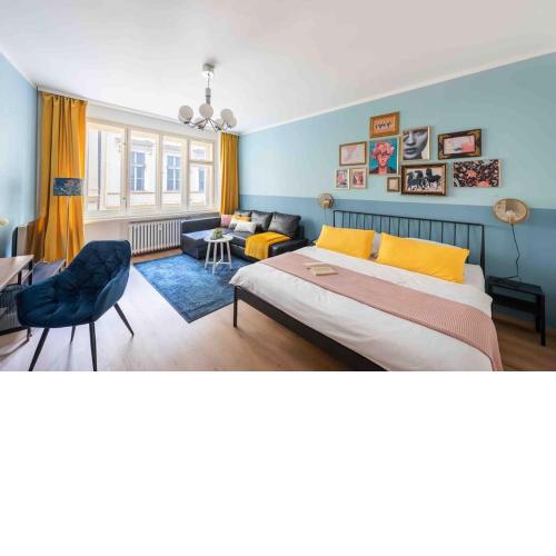 COLOURFUL MODERN FLAT / BALCONY / CHARLES BRIDGE