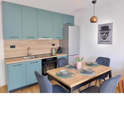 Comfort 2 bedroom apartment 10min walk from center and beach