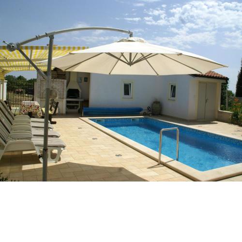 Comfy apartment in Vinkuran with the beach nearby