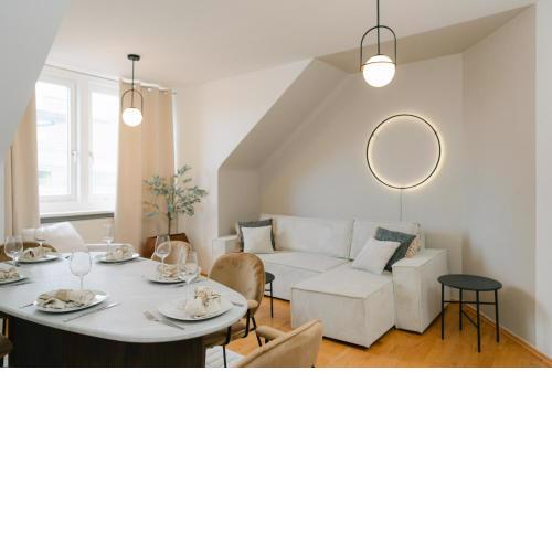 Comfy APT for 4-6, 5 min to center, no lift currently