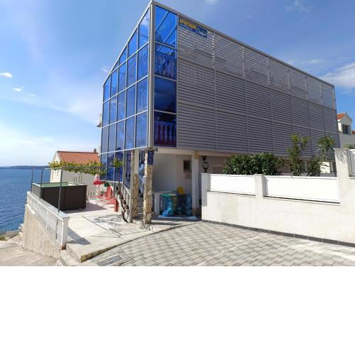 Comfy Holiday Home in Okrug Gornji