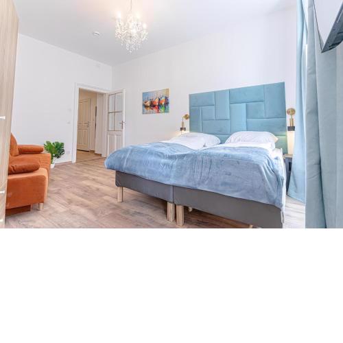 Cost Effective City Life 1BR in Classic Building