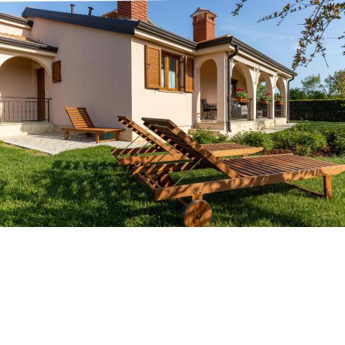 COUNTRY HOUSE NINA