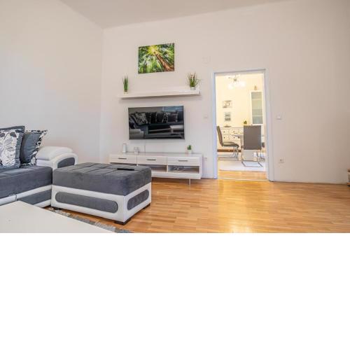 Cozy 2BR 1LR Apartment Next to Villa Gustav Klimt