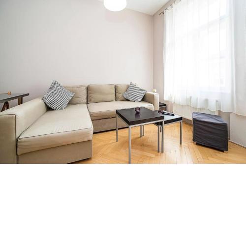 Cozy and sunny apartment in uptown