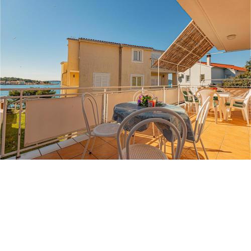Cozy Apartment In Brodarica With House Sea View