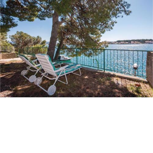 Cozy Apartment In Brodarica With House Sea View