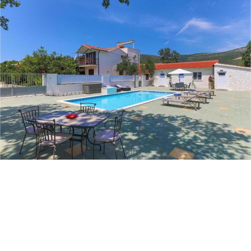 Cozy Apartment In Kastel Novi