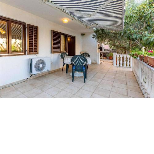 Cozy Apartment In Kornic With Wifi