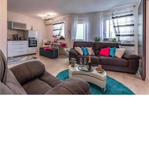 Cozy Apartment In Liznjan With Wifi