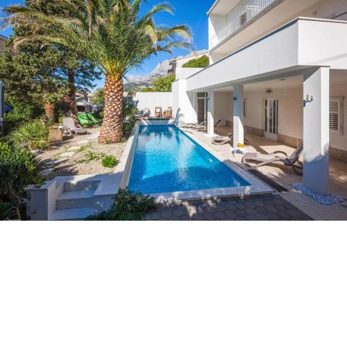 Cozy Apartment In Makarska With House Sea View