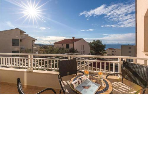 Cozy Apartment In Makarska With Kitchen