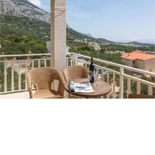 Cozy Apartment In Makarska With Kitchen