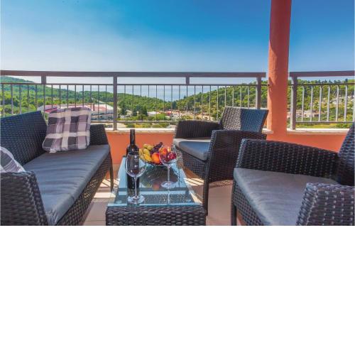 Cozy Apartment In Makarska With Wifi