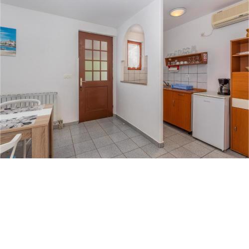 Cozy Apartment In Malinska With Kitchen