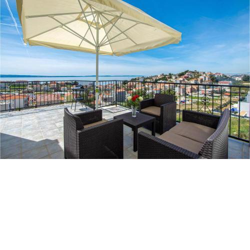 Cozy Apartment In Podstrana With House Sea View