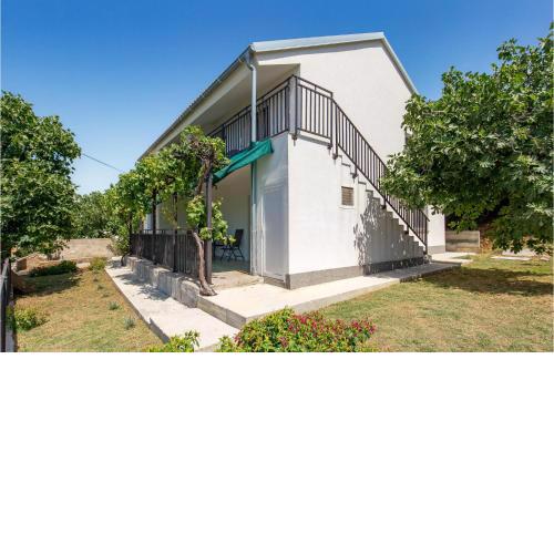 Cozy Apartment In Vlasici With House Sea View