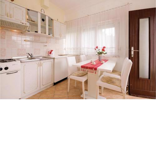 Cozy Apartment In Vlasici With Wifi