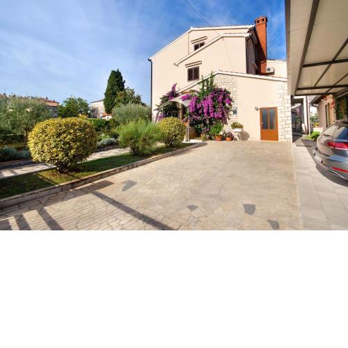 Cozy Apartment mit Babybett, privater Terrasse, Privatparkplatz, WiFi