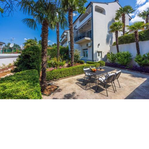 Cozy Apartment nur 350 Meter zum Sandstrand mit privater Terrasse und mediterranem Garten