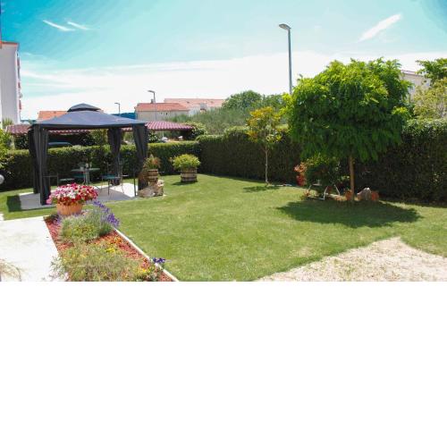 Cozy apartment with garden