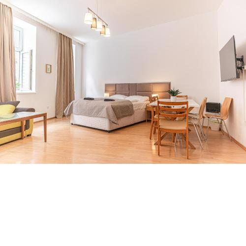 Cozy Budget 3BR Apt. with best Location