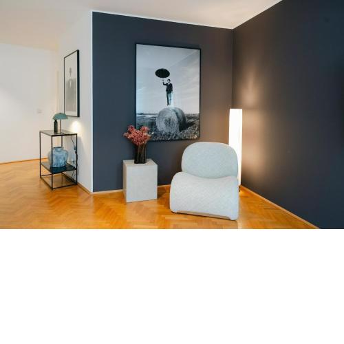 Cozy Corner Perfect for 4 to 6 hip area and parking