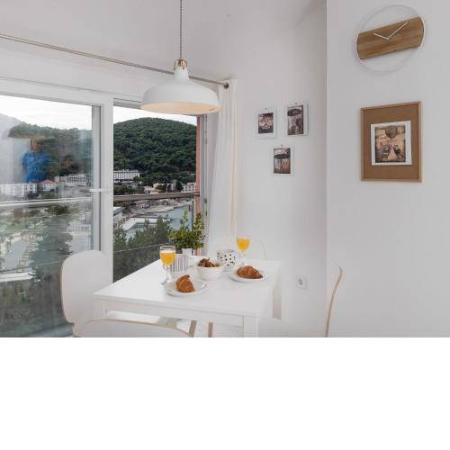 Cozy Dubrovnik Apartment - One-Bedroom Apartment with Sea View
