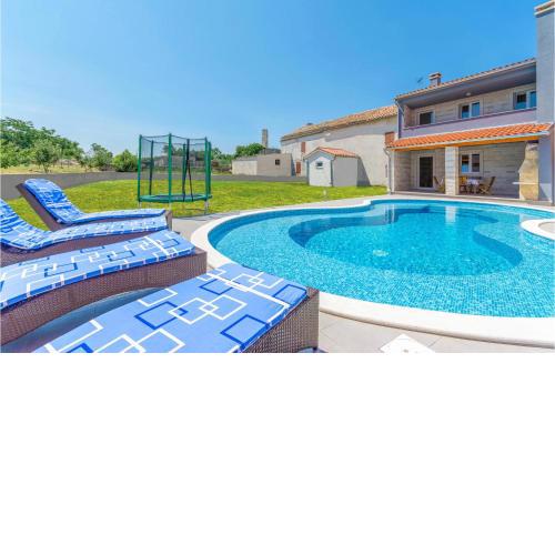 Cozy Home In Bratulici With Kitchen