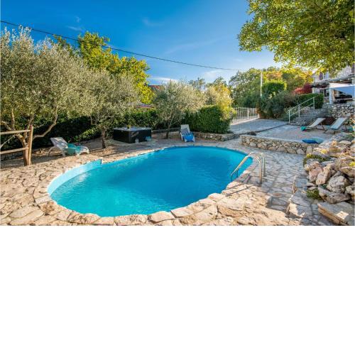 Cozy Home In Dobrinj With Jacuzzi