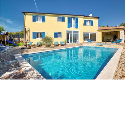 Cozy Home In Naselje Muzini With Wifi