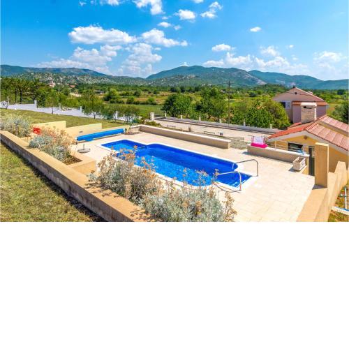 Cozy Home In Neoric With Outdoor Swimming Pool