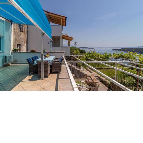 Cozy Home In Palit With Kitchen