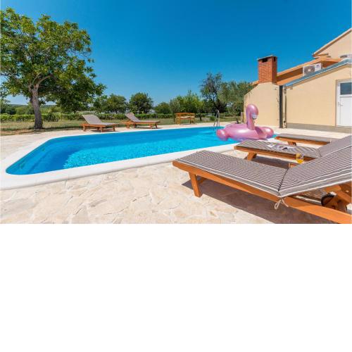 Cozy Home In Polaca With Outdoor Swimming Pool