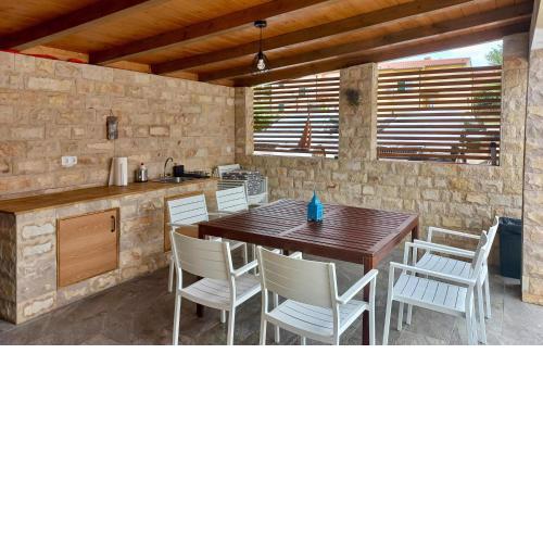 Cozy Home In Santalezi With Outdoor Swimming Pool