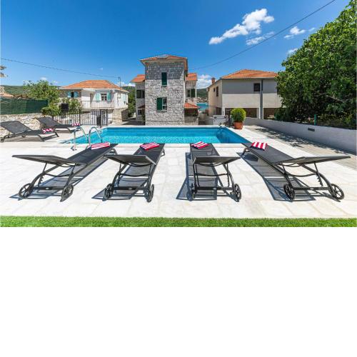 Cozy Home In Vinisce With Outdoor Swimming Pool