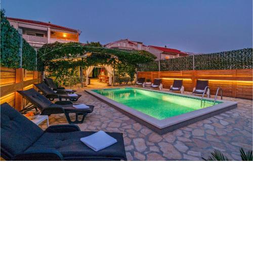 Cozy Home In Zrnovnica With Outdoor Swimming Pool