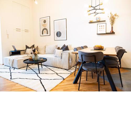 Cozy Industrial 8min Dancing House APT