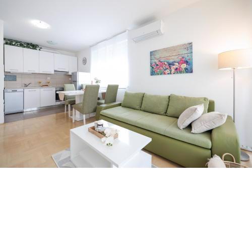 Cozy Niko Apartment - Private parking and Balcony