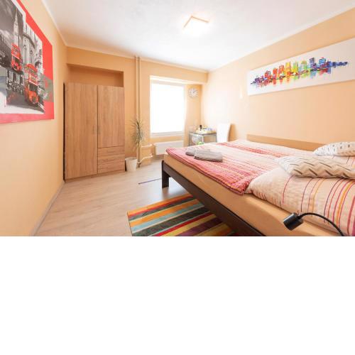 Cozy room at metro station, private bathroom, 9minutes oldtown, 15minutes airport, WiFi