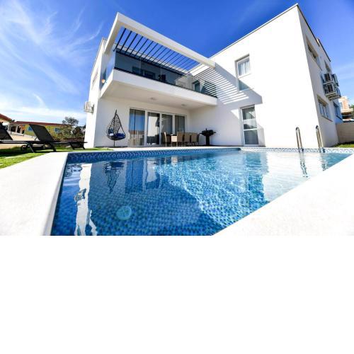 CROWONDER Villa Sunrise with Swimming Pool and Seaview